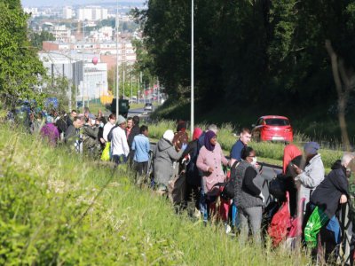 Des personnes font la queue pour recevoir de l'aide alimentaire le 22 avril 2020, à Clichy-sous-Bois (Seine-Saint-Denis), le 22 avril 2020 - Ludovic MARIN [AFP]