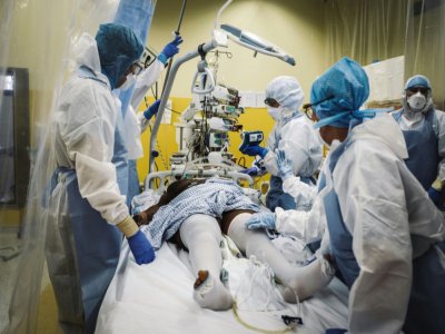 Un malade du Covid-19 traité dans une unité de soins intensifs à l'hôpital Franco-Britannique à Levallois-Perret, le 9 avril 2020 - LUCAS BARIOULET [AFP]