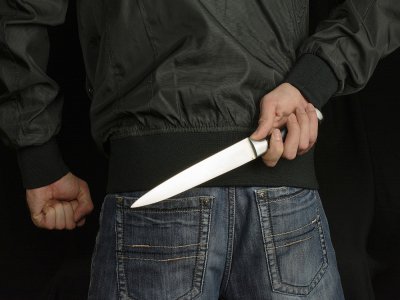 Le jeudi 23 avril, une femme se réfugie au commissariat du Havre après avoir subi des coups de son compagnon, qui avait caché un couteau derrière son dos. Illustration