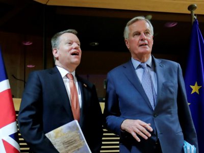 Michel Barnier, négociateur en chef de l'UE, et son homologue britannique, David Frost, le 2 mars 2020 à Bruxelles - Olivier HOSLET [POOL/AFP/Archives]