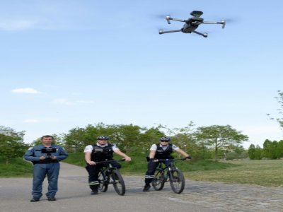 Un drone de surveillance est actionné par des policiers dans le cadre d'une démonstration à Metz, le 24 avril 2020 pour traquer les contrevenants au confinement - JEAN-CHRISTOPHE VERHAEGEN [AFP]