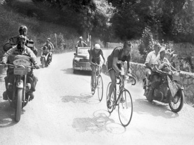 Le Suisse Hugo Koblet mène devant l'Italien Fausto Coppi, le 18 juillet 1951 lors de la 14ème étape du Tour de France entre Tarbes et Luchon - STAFF [AFP/Archives]