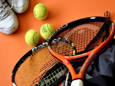 Deux jeunes joueuses de tennis ont eu une idée pour continuer à s'entraîner malgré le confinement.