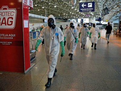 Des militaires après une mission de désinfection à l'aéroport Tom Jobim Galeao de Rio de Janeiro (Brésil) le 24 avril 2020 - Carl DE SOUZA [AFP]