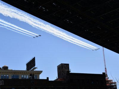 Des avions de l'armée de l'Air et de la Marine américaine survolent New York en hommage aux personnels de santé le 28 avril 2020 - Angela Weiss [AFP]