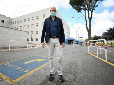 Le Dr Marino De Rosa, anesthésiste, devant l'hôpital San Filippo Neri, le 29 avril 2020 à Rome - Alberto PIZZOLI [AFP]