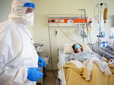 Le Dr Marino De Rosa, anesthésiste, s'occupe d'une patiente atteinte du Covid-19 à l'hôpital San Filippo Neri, le 29 avril 2020 à Rome - Alberto PIZZOLI [AFP]