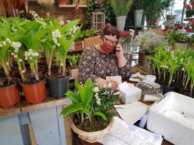 Céline Dale, fleuriste à Caen, a organisé un système de livraisons et de drive dans sa boutique, comme beaucoup de fleuristes normands.
