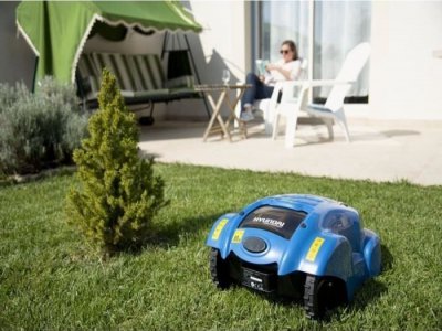 Le robot tondeuse Hyundaï tond votre pelouse à votre place.