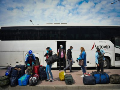 Des saisonniers roumains en partance pour le Royaume-Uni arrivent à l'aéroport de Bucarest le 30 avril 2020 - Daniel MIHAILESCU [AFP]
