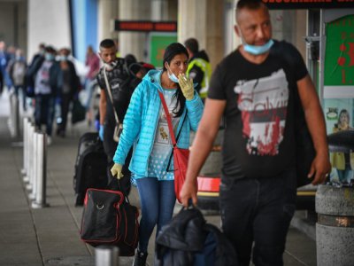 Des saisonniers roumains en partance pour le Royaume-Uni à l'aéroport de Bucarest le 30 avril 2020 - Daniel MIHAILESCU [AFP]