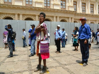 Des habitants attendent de recevoir une aide du gouvernement local, à San Cristóbal de Las Casas, le 23 avril 2020 au Mexique - ISAAC GUZMAN [AFP/Archives]