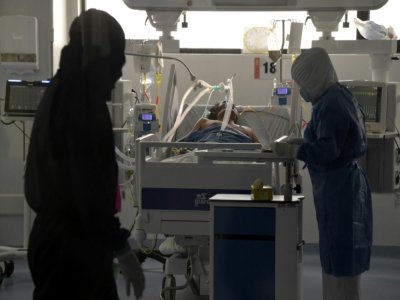 Le personnel médical s'occupe d'un patient Covid-19 dans l'unité de soins intensifs d'un hôpital de Quito, le 29 avril 2020 en Equateur - RODRIGO BUENDIA [AFP]