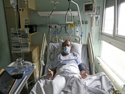 Jean-Michel Girardot, atteint par le coronavirus, dans l'unité de soins de surveillance continue de l'hôpital Emile Muller, le 29 avril 2020 à Mulhouse - SEBASTIEN BOZON [AFP]