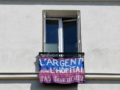 Une banderole accrochée à la fenêtre d'un appartement, le 23 avril 2020 à Paris - FRANCOIS GUILLOT [AFP/Archives]