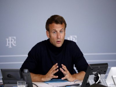 Le président Emmanuel Macron lors d'une visioconférence, le 30 avril 2020 à l'Elysée, à Paris - Yoan VALAT [POOL/AFP]