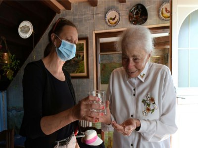 L'infirmière Diane Braccagni avec Renée Bodin, 93 ans, une de ses patientes, à Happonvilliers, dans l'Eure-et-Loire, le 27 avril 2020 - JEAN-FRANCOIS MONIER [AFP]