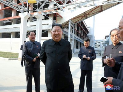 Le dirigeant nord-coréen Kim Jong Un (centre) lors de l'inauguration d'une usine d'engrais à Sunchon (Corée du Nord) le 1er mai 2020, sur une photo transmise par l'agence de presse nord-coréenne KCNA le 2 - STR [KCNA VIA KNS/AFP]