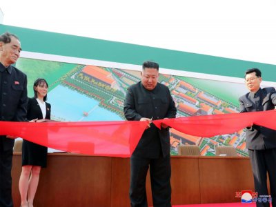 Le dirigeant nord-coréen Kim Jong Un inaugure une usine d'engrais à Sunchon (Corée du Nord) le 1er mai 2020, sur une photo transmise par l'agence de presse nord-coréenne KCNA le 2 - STR [KCNA VIA KNS/AFP]