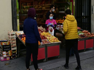 Un magasins de fruits à Madrid le 30 avril 2020 - JAVIER SORIANO [AFP]