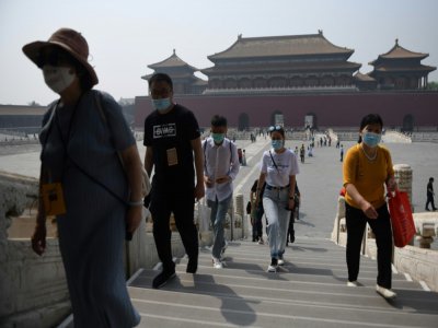 Des visiteurs dans la Cité interdite de Pékin le 1er mai 2020 - GREG BAKER [AFP]