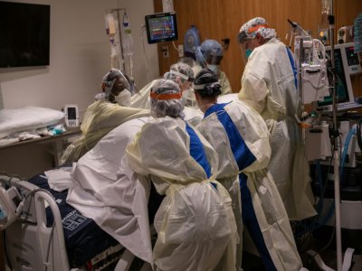 Des médecins et infirmières urgentistes s'occupent d'un patient atteint du Covid-19, le 24 avril 2020 à Stamford, dans le Connecticut - JOHN MOORE [Getty/AFP/Archives]