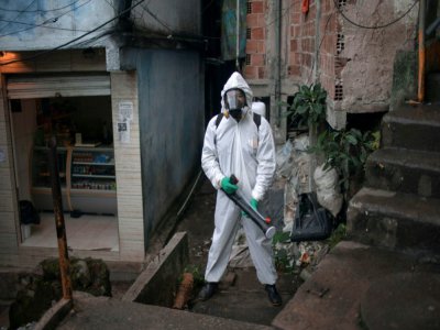 Opération de désinfectioin dans une favela de Rio de Janeiro, le 20 avril 2020 au Brésil - Mauro PIMENTEL [AFP/Archives]