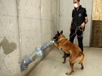 Un gendarme entraîne son chien à détecter une éventuelle odeur du coronavirus, le 30 avril 2020 à Ajaccio, en Corse - Pascal POCHARD-CASABIANCA [AFP]