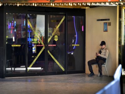 Un agent de sécurité devant l'entrée d'un casino fermé, le 25 avril 2020 à Las Vegas - David Becker [AFP/Archives]