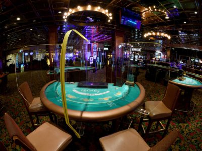 Des parois en plexiglas séparent les sièges des joueurs à une table de black jack, le 29 avril 2020 à Las Vegas, dans le Nevada - Ethan Miller [Getty/AFP]