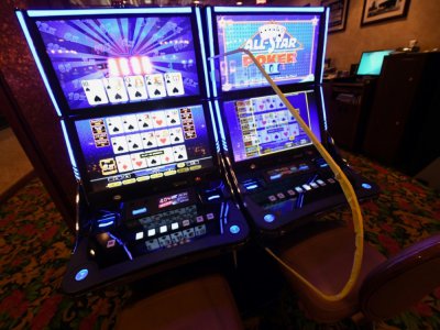 Une paroi en plexiglas entre deux machines à sous dans un casino de Las Vegas, le 29 avril 2020 au Nevada - Ethan Miller [Getty/AFP]