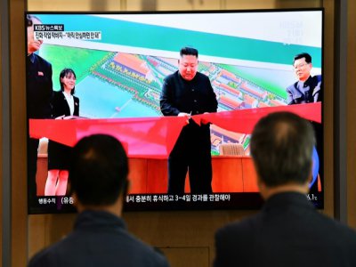 Des Sud-Coréens regardent à la télévision des images du leader nord-coréen Kim Jong Un, le 2 mai 2020 dans une gare de Séoul - Jung Yeon-je [AFP]