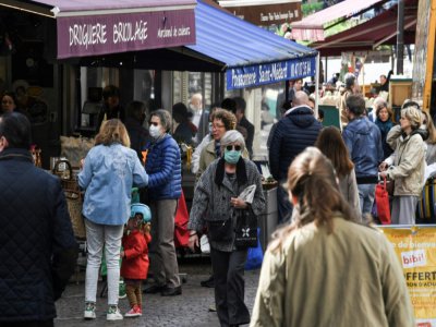 Des personnes font leurs courses rue d'Aligre, le 2 mai 2020 à Paris - Alain JOCARD [AFP]