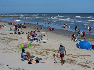 Des personnes profitent du beau temps sur une plage de Galveston, le 2 mai 2020 au Texas - Mark Felix [AFP]