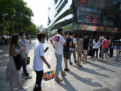 Des Chinois font la queue pour entrer dans un centre commercial, le 2 mai 2020 à Pékin - GREG BAKER [AFP]