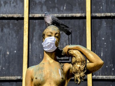Un statue en bronze, baptisée "Le matin", sur l'esplanade du Trocadéro, le 2 mai 2020 - Alain JOCARD [AFP]
