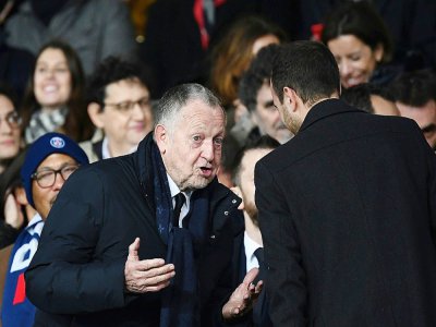 Jean-Michel Aulas (g), le président de l'Olympique lyonnais, pendant le match de L1 contre le PSG le 9 février 2020 au Parc des Princes à Paris - FRANCK FIFE [AFP/Archives]