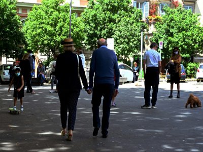 Un couple de promeneurs, le 3 mai 2020 à Rome - Vincenzo PINTO [AFP]