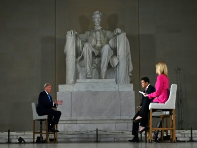 Le président américain Donald Trump répond aux questions des journalistes de Fox News depuis le Lincoln Memorial le 3 mai 2020 - JIM WATSON [AFP]