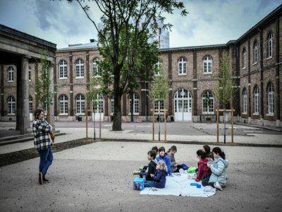 Des enfants de personnels soignants à l'école privée Eugène Napoléon Saint-Pierre Fourier, le 30 avril 2020 à Paris - STEPHANE DE SAKUTIN [AFP/Archives]