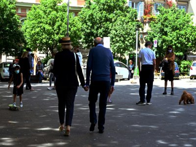 Des promeneurs sur la Piazza San Cosimato, le 3 mai 2020 à Rome - Vincenzo PINTO [AFP]