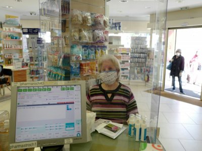 Un écran en plexiglas protège le client et le pharmacien dans une pharmacie à Nice, le 2 mai 2020 - VALERY HACHE [AFP]