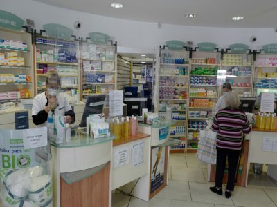 Une pharmacie à Nice, le 2 mai 2020 équipée d'écrans en plexiglas protecteurs - VALERY HACHE [AFP]