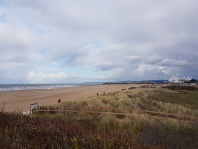 La plage de Ouistreham reste fermée, en raison des mesures gouvernementales.