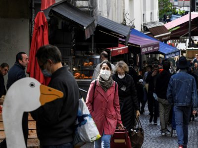 Des Parisiens font leurs courses rue Mouffetard le 2 mai 2020 - Alain JOCARD [AFP/Archives]