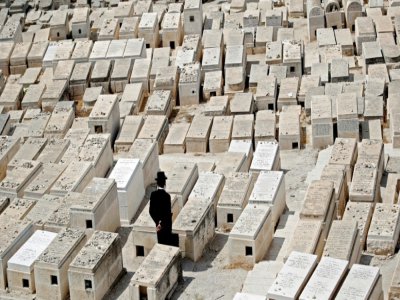 Un homme se recueille sur une tombe dans le cimetière juif du Mont des Oliviers, en face de la Vieille ville de Jérusalem, le 9 septembre 2018 - THOMAS COEX [AFP/Archives]