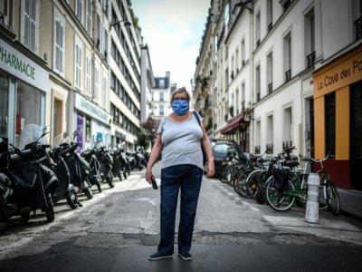 Dans une rue de Paris, le 4 mai 2020 - STEPHANE DE SAKUTIN [AFP]