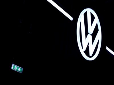 Le logo du fabricant automobile allemand Volkswagen, le 4 novembre 2019 dans l'usine de Zwickau, à l'est de l'Allemagne - RONNY HARTMANN [AFP/Archives]
