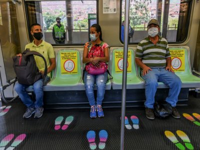 Les sièges et emplacements sont limités dans le métro de Medellin (Colombie), le 4 mai 2020 - Joaquin SARMIENTO [AFP]