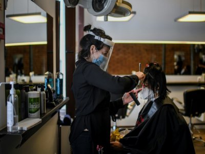 La coiffeuse Silvia Pereira à l'oeuvre, à Lisbonne le 4 mai 2020 - PATRICIA DE MELO MOREIRA [AFP]